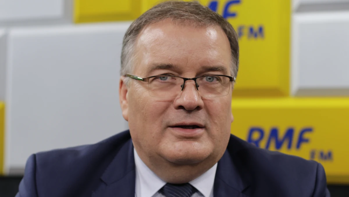  "Na pewno trzeba bezie zabezpieczyć się prawnie, przed tym żeby matury się odbyły, bo dobro młodzieży jest w tym momencie najważniejsze" – mówi o nowelizacji ustawy oświatowej w Popołudniowej rozmowie w RMF FM Andrzej Dera, sekretarz stanu w kancelarii prezydenta. „Dzisiaj został złożony projekt, to prawo musi być skuteczne.(...) Decyzję pan prezydent będzie podejmował w momencie, kiedy to prawo zostanie przez Sejm uchwalone” – zaznacza polityk. Na pytanie, czy przepisy były konsultowane z Andrzejem Dudą, prezydencki minister odpowiada: „Myślę, że z prezydentem nie są konsultowane te przepisy. Nie słyszałem o tym, żeby były konsultowane” – zaznacza.