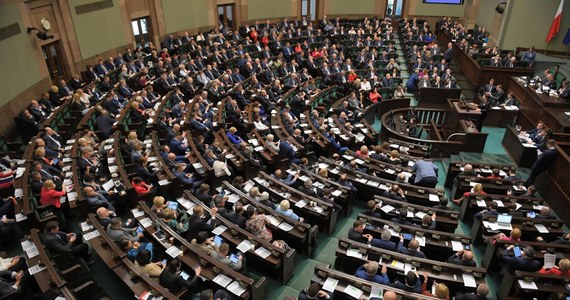 Do piątku zostało przedłużone czwartkowe posiedzenie Sejmu – początkowo planowano, że zakończy się ono tego samego dnia. Posłowie rozpatrzą wniosek złożony przez PO-KO o odwołanie szefowej MEN Anny Zalewskiej - poinformowało Centrum Informacyjne Sejmu.
