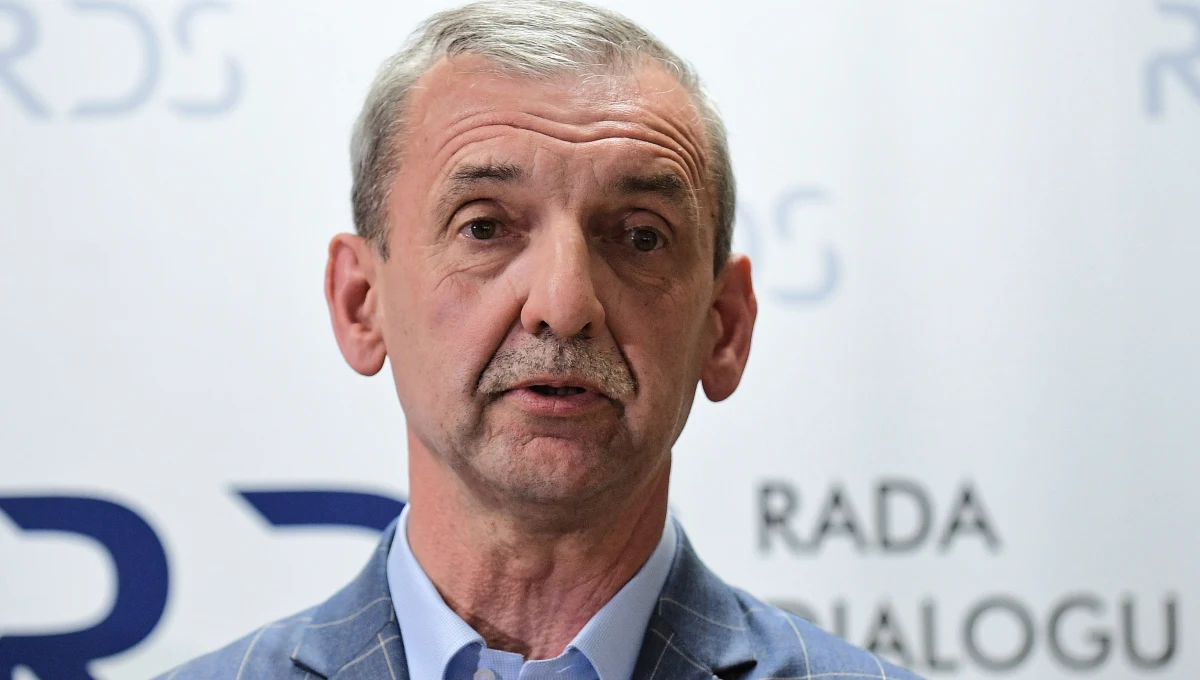 "To upadek edukacji, tak nie wolno postępować, bo nie mamy stanu klęski żywiołowej" - mówi w rozmowie z naszym dziennikarzem przewodniczący ZNP Sławomir Broniarz komentując nowelizację ustawy oświatowej, którą zaproponował rząd.