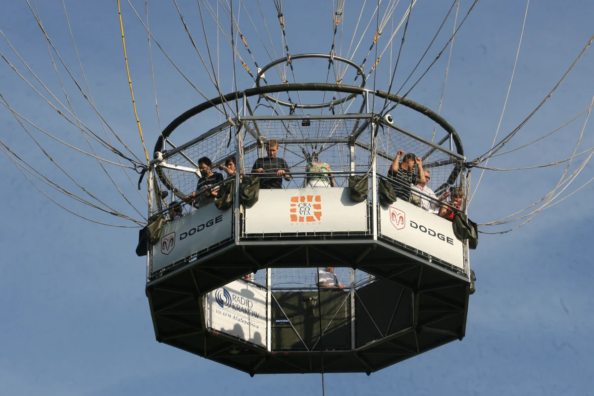 Specjalny balon widokowy znów zawiśnie nad Krakowem. Już od czerwca będzie można z jego podkładu zobaczyć miasto z wysokości 300 metrów nad ziemią. Nie będzie to jednak wyłącznie atrakcja turystyczna - na gondoli balonu zostanie bowiem zainstalowana stacja pomiarowa, która sprawdzi jakość powietrza.
