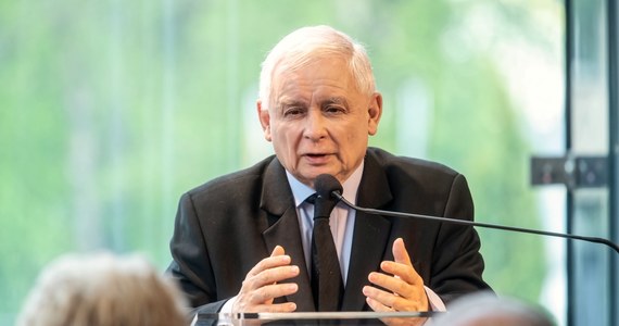 Uważam, że na jesieni nie wygra nowe, nie wygrają "tamci", ale to my wygramy - podkreślił w środę prezes PiS Jarosław Kaczyński. Ocenił, że Polska może utrzymując obecne tempo rozwoju gospodarczego dogonić poziom życia w Niemczech w ciągu 20 lat.