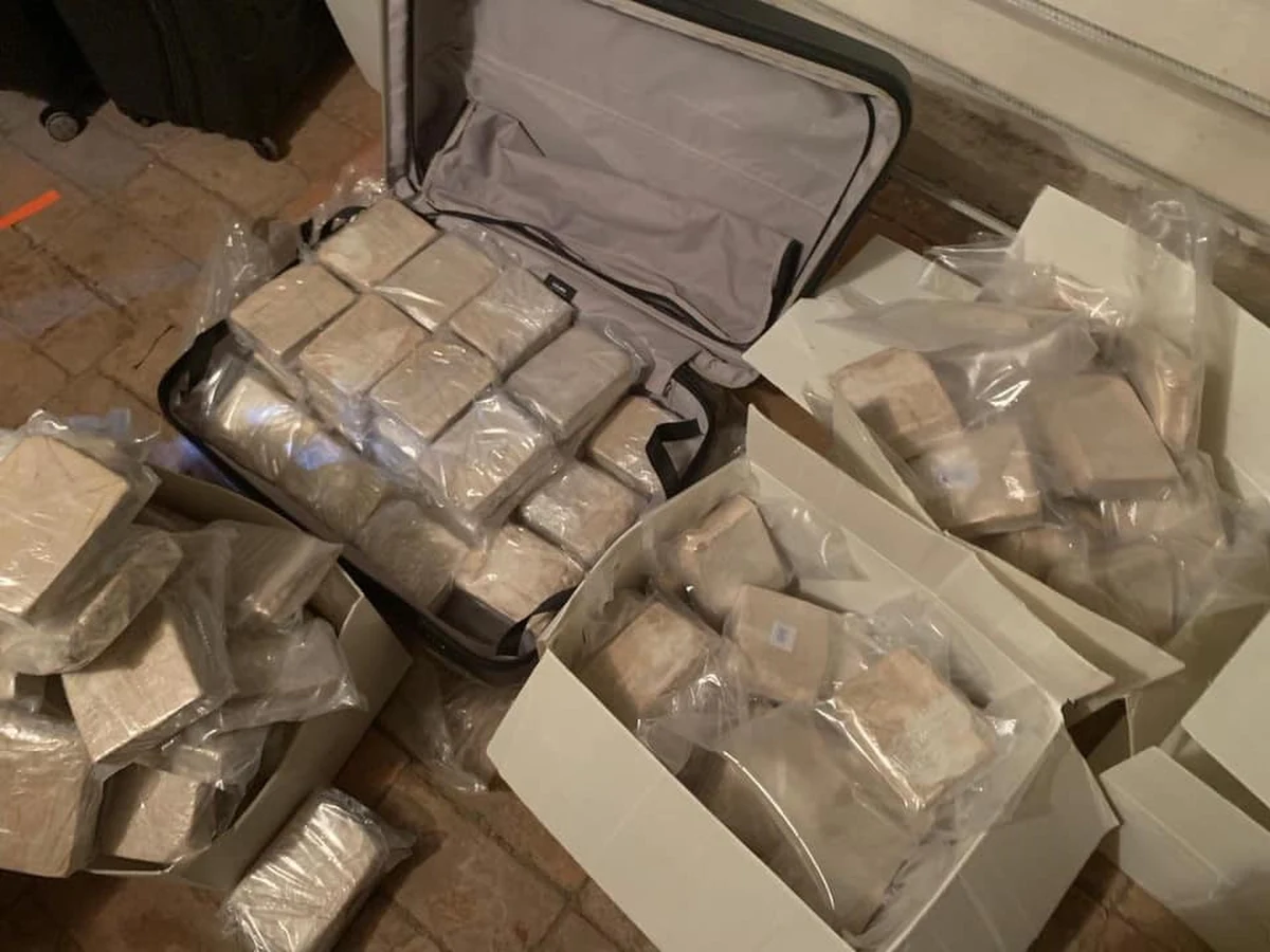 Ponad 300 kilogramów heroiny wartej 25 milionów dolarów przejęła ukraińska policja. 200 kilogramów narkotyków znaleziono w magazynie rozbitej grupy, w której skład wchodzili Turcy, Macedończycy i Mołdawianie. Z kolei 100 kilogramów heroiny odkryto w samochodzie, który miał ją wywieźć za granicę. Narkotyki, podchodzące z Azji Środkowo-Wschodniej były przeznaczone na rynek Unii Europejskiej.