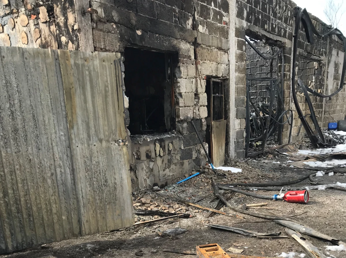 Dziewiętnaście zastępów straży od kilku godzin walczy z pożarem pomieszczeń gospodarskich w Starej Pecynie koło Wyszkowa na Mazowszu. Pracy nie ułatwia im silny wiatr. W pomieszczeniach objętych pożarem mogły znajdować się zwierzęta hodowlane.