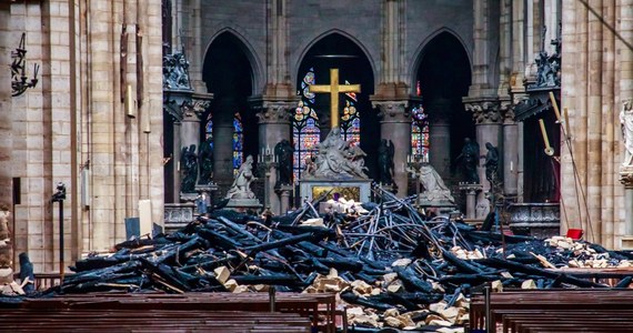 Firma ubezpieczeniowa AXA poinformowała w środę, że wypłaci maksymalnie kilka milionów euro na ubezpieczone dzieła z dotkniętej pożarem paryskiej katedry Notre Dame. Odmówiono podania wysokości kwoty ubezpieczenia. We Francji koszty odbudowy w razie katastrof zabytkowych budowli ponosi państwo.