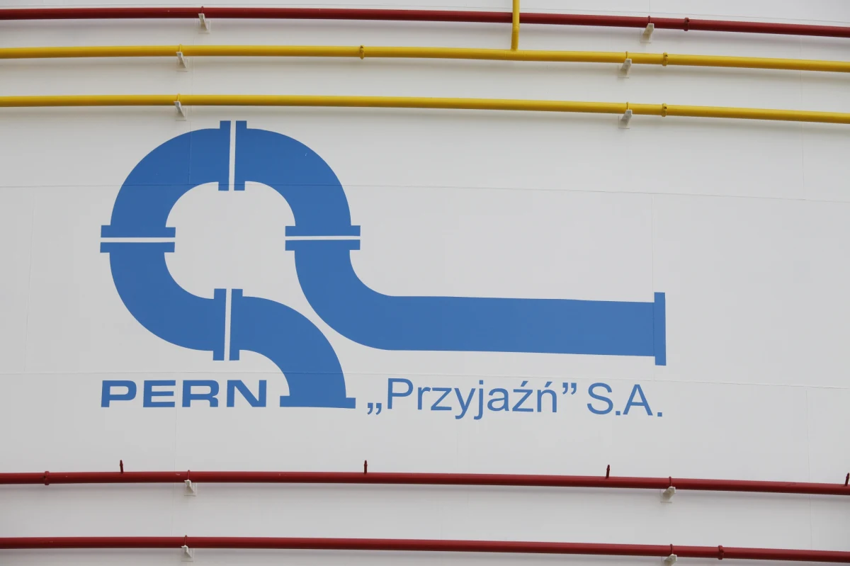 Ministerstwo Energii poinformowało o wstrzymaniu odbioru ropy naftowej z Rosji w punkcie Adamowo na granicy polsko-białoruskiej. Jak podano, przyczyną jest jej zanieczyszczenie. "Dzięki uwolnieniu zapasów ropy będzie zapewniona ciągłość przerobu i zaopatrzenia polskiego rynku w paliwa" - zaznaczył w komunikacie resort.