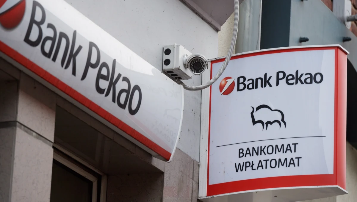 Bank Pekao S.A. poinformował w nocy o rozpoczęciu procesu restrukturyzacji. Zgodnie z jej założeniami blisko 900 osób zostanie objętych zwolnieniami grupowymi. Bank podpisał porozumienie wynegocjowane ze związkami zawodowymi.