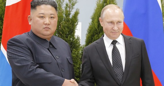 We Władywostoku na rosyjskim Dalekim Wschodzie zakończył się szczyt przywódców Rosji i Korei Północnej, Władimira Putina i Kim Dzong Una. Było to ich pierwsze spotkanie. Nie przewidziano dokumentu końcowego po szczycie.