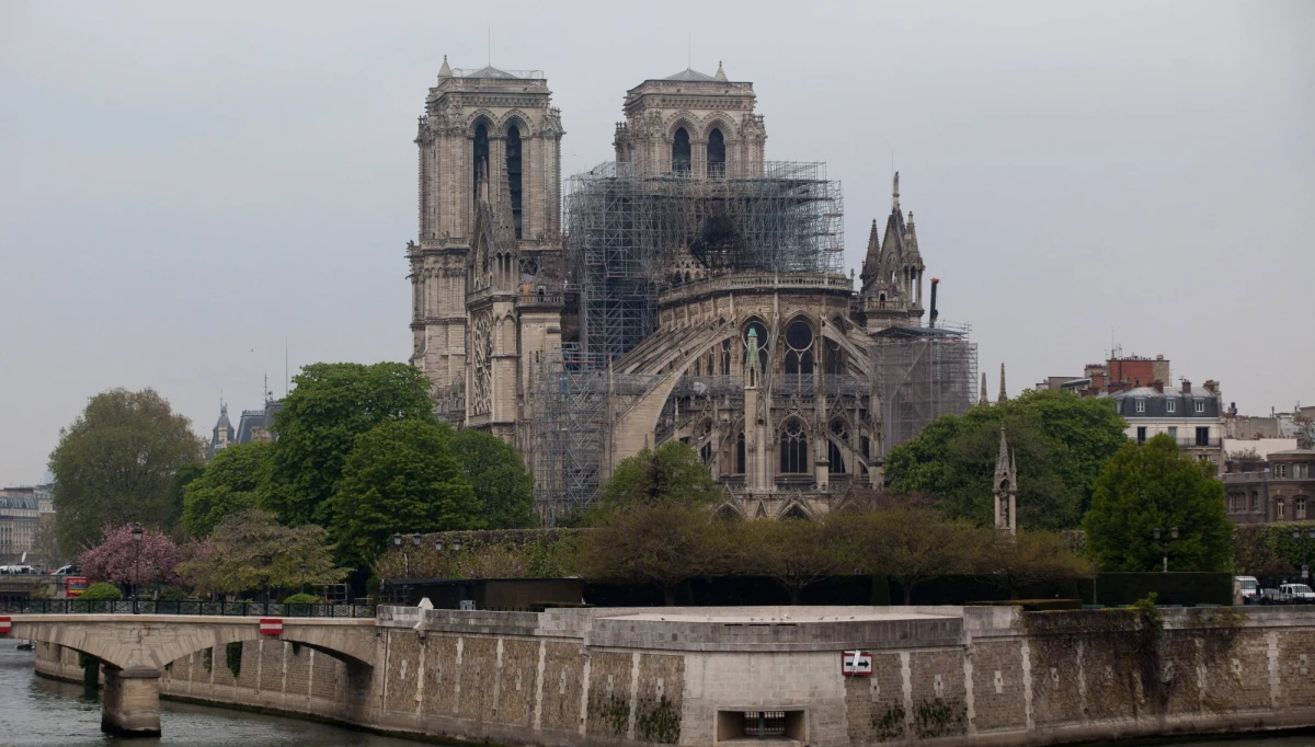 ​Dlaczego pracownicy paryskiej katedry Notre Dame zignorowali pierwszy alarm przeciwpożarowy? To pytanie stawia francuska prasa po ujawnieniu wstępnych rezultatów śledztwa w sprawie pożaru tej zabytkowej świątyni.