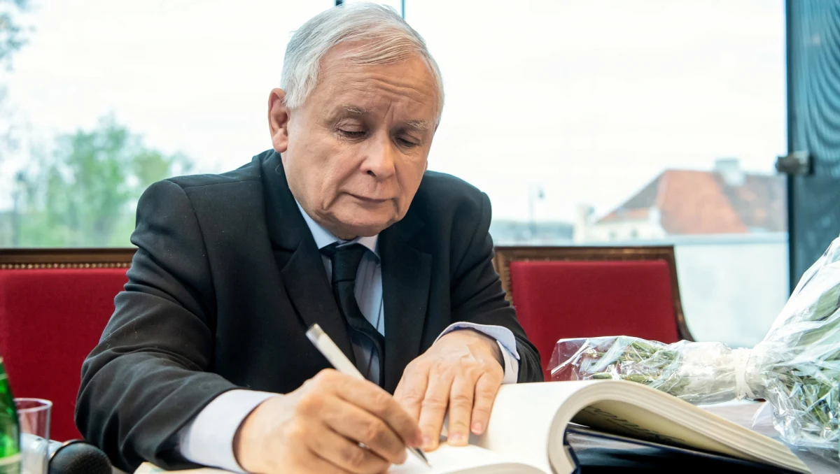 Prezes PiS Jarosław Kaczyński przygotowuje propozycję dla nauczycieli - pisze „Dziennik Gazeta Prawna”. Jak donosi gazeta, zakłada ona powrót do wcześniejszej emerytury i dobrowolny wybór czasu pracy. Takie propozycje mają doprowadzić do "bezbolesnego" zwiększenia pensum - informuje gazeta.