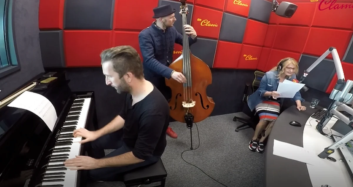 Skoro dziś czwartek to czas na kolejną Piosenkę z prawdziwego zdarzenia. Artur Andrus napisał tekst w oparciu o informację, która pojawiła się w RMF Maxxx, a utwór wykonała Majka Jeżowska. 