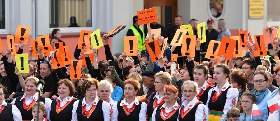 W przeddzień obrad "okrągłego stołu" poświęconego sprawom oświaty nie wiadomo jeszcze, kto w nich ostatecznie weźmie udział ani co właściwie jest ich tematem. Przedstawiony przez rząd plan pasuje raczej do naukowego seminarium nt. oświaty niż Okrągłego Stołu sprzed 30 lat.