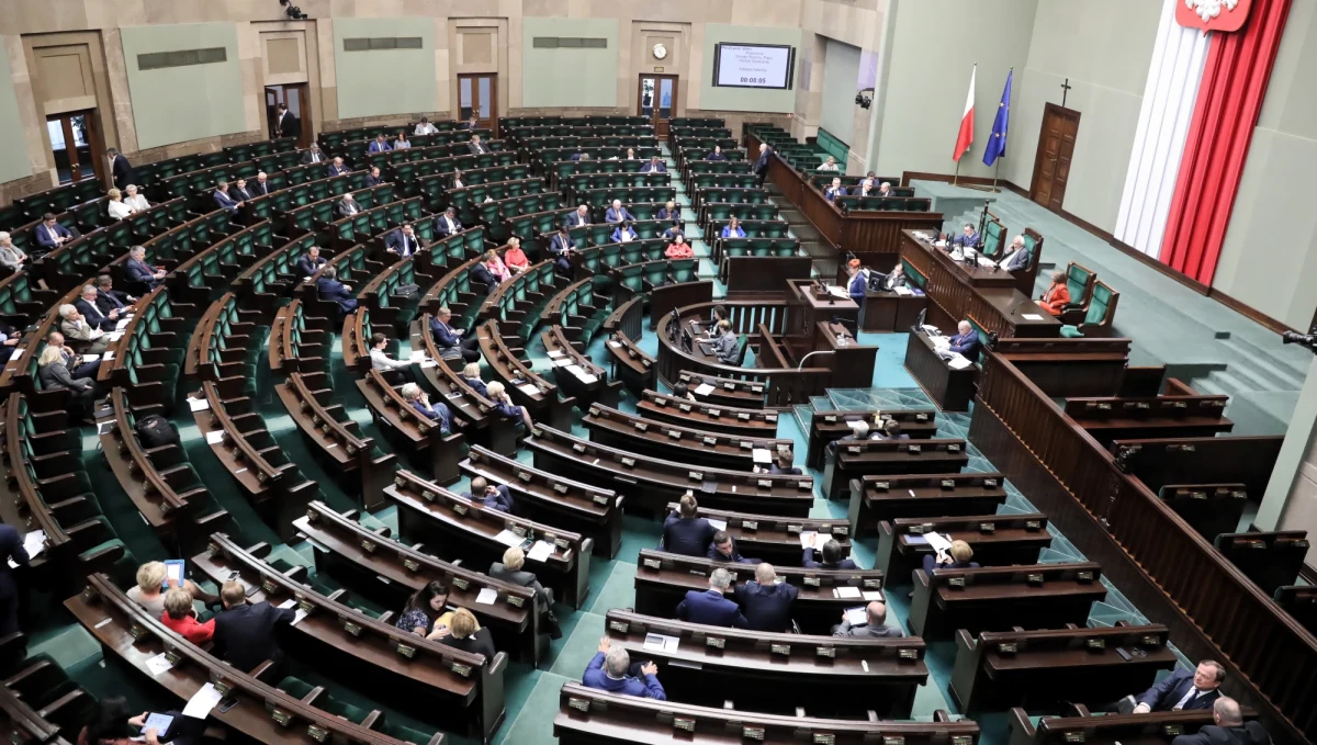 Oświatowy legislacyjny ekspres ruszył właśnie w Sejmie. Parlament w błyskawicznym tempie ma się zająć nowelizacją prawa, która umożliwi przystąpienie maturzystom do egzaminu dojrzałości, jeśli w związku ze strajkiem nauczycieli byłyby problemy z klasyfikacją uczniów.