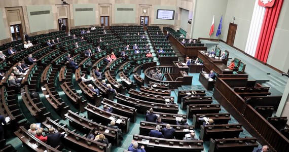 Oświatowy legislacyjny ekspres ruszył właśnie w Sejmie. Parlament w błyskawicznym tempie ma się zająć nowelizacją prawa, która umożliwi przystąpienie maturzystom do egzaminu dojrzałości, jeśli w związku ze strajkiem nauczycieli byłyby problemy z klasyfikacją uczniów.