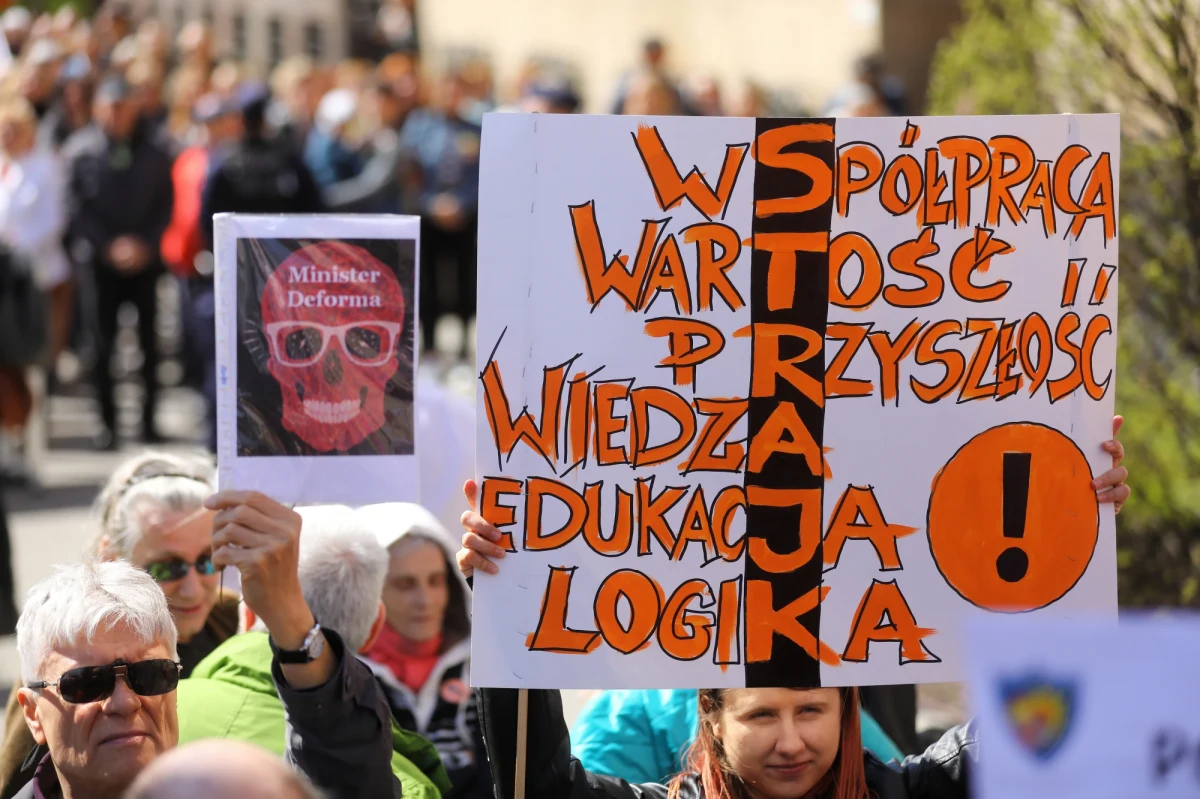 W czerwcu chcemy zorganizować prawdziwy edukacyjny okrągły stół - oświadczył szef ZNP Sławomir Broniarz, informując równocześnie, że związek zawiesza strajk nauczycieli. Jak podkreślał, najważniejsze problemy w sferze edukacji pozostają nierozwiązane.