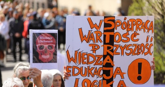 W czerwcu chcemy zorganizować prawdziwy edukacyjny okrągły stół - oświadczył szef ZNP Sławomir Broniarz, informując równocześnie, że związek zawiesza strajk nauczycieli. Jak podkreślał, najważniejsze problemy w sferze edukacji pozostają nierozwiązane.