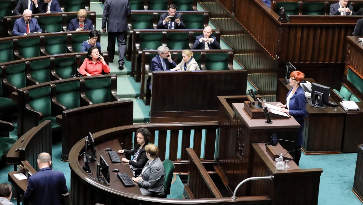 Sejm w błyskawicznym tempie przyjął nowelizację prawa oświatowego, która miała umożliwić przystąpienie maturzystom do egzaminu dojrzałości. Posłowie przyjęli ustawę mimo że wcześniej Związek Nauczycielstwa Polskiego zdecydował się zawiesić ogólnopolski strajk nauczycieli.