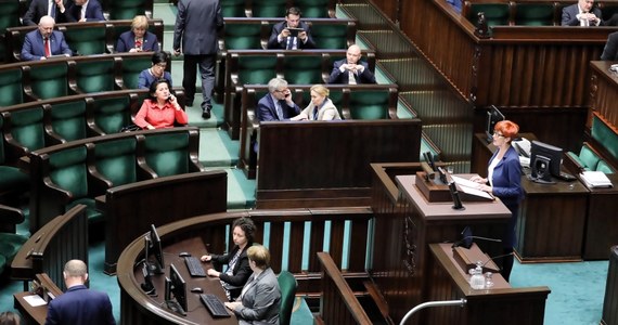 Sejm w błyskawicznym tempie przyjął nowelizację prawa oświatowego, która miała umożliwić przystąpienie maturzystom do egzaminu dojrzałości. Posłowie przyjęli ustawę mimo że wcześniej Związek Nauczycielstwa Polskiego zdecydował się zawiesić ogólnopolski strajk nauczycieli.