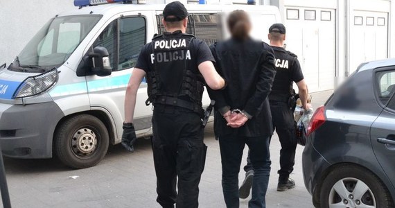 Gdańscy policjanci zatrzymali 41-letniego mężczyznę, który – podając się w mediach społecznościowych za nastolatka - namawiał na spotkanie dwie 13-latki. Mężczyznę ujęli rodzice dziewczynek, którzy zamiast nich udali się na umówione spotkanie.