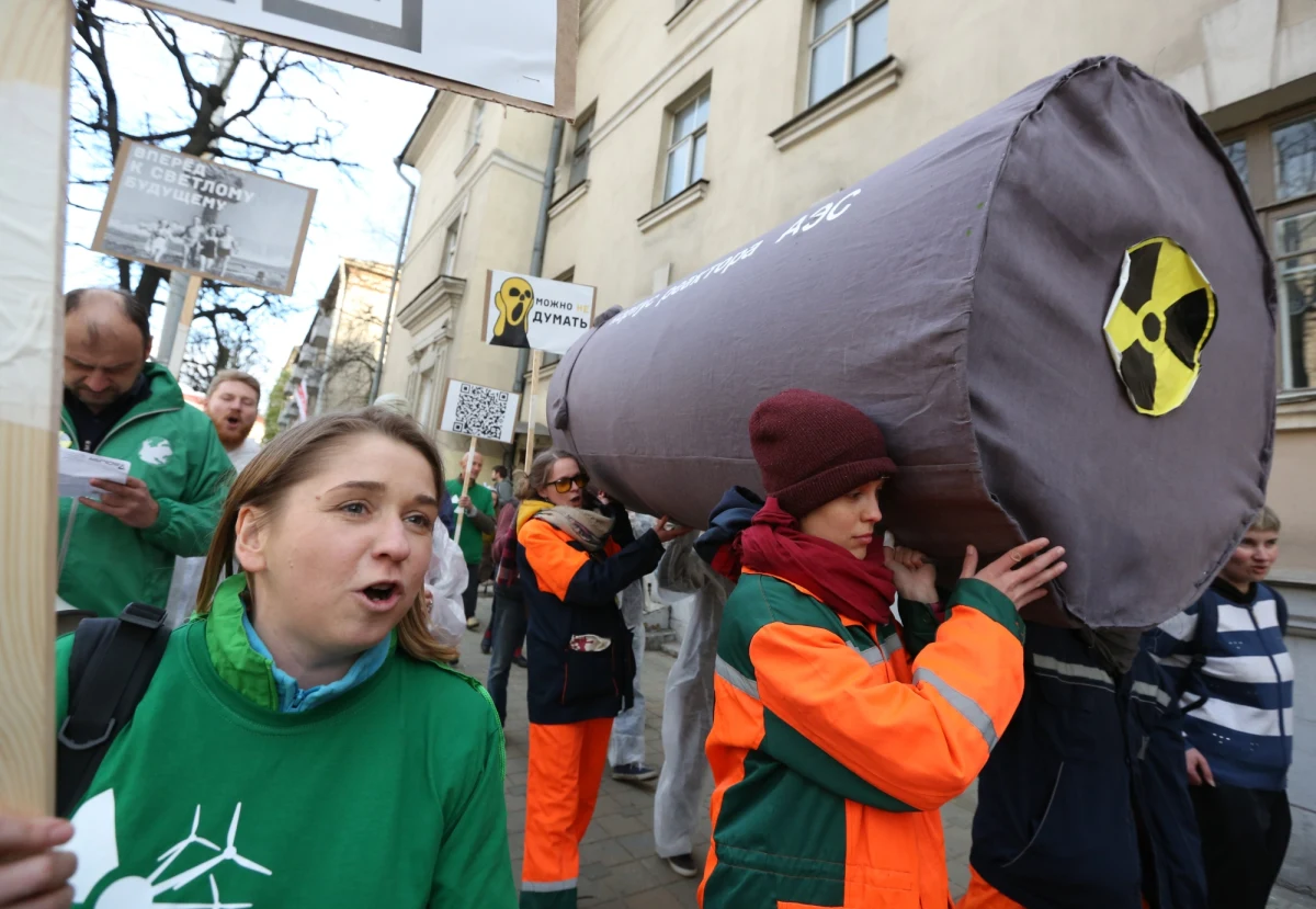 Po raz pierwszy od 30 lat w stolicy Białorusi nie odbędzie się Szlak Czarnobylski - doroczny marsz środowisk niezależnych upamiętniający awarię elektrowni w Czarnobylu w 1986 r. Władze wydały zgodę, ale zażądały, by organizatorzy opłacili ochronę demonstracji przez milicję.
