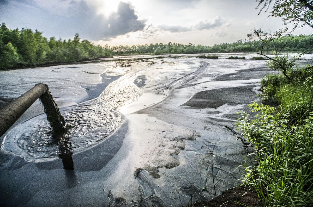 Na składowiskach odpadów huty przy ul. Dymarek w Krakowie znajdują się metale ciężkie. Wcześniej służby o nich nie wiedziały. "Zidentyfikowaliśmy arsen, bar, cynk, chrom, miedź, molibden, nikiel, antymon, selen, żelazo, kadm, ołów i rtęć. Te jednak mieszczą się w normach" - zapewnia WIOŚ. "Pobrane przez Inspekcję próbki nie są reprezentatywne" - twierdzi natomiast dr Mariusz Czop z Akademii Górniczo-Hutniczej. 