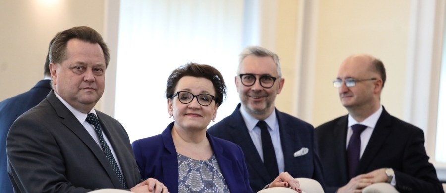 ​Anna Zalewska podziękowała prezesowi ZNP Sławomirowi Broniarzowi za decyzję o zawieszeniu strajku. Minister edukacji podkreśliła, że ta decyzja jest ważna dla uczniów, rodziców i nauczycieli. Mamy nadzieję, że wszystko wróci do normy i dalej będziemy rozmawiać o kolejnych podwyżkach - dodała.