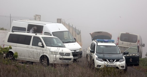 Hiszpańska policja odnalazła w jaskini na Teneryfie ciało 39-letniej Niemki oraz jej 10-letniego syna. Do zwłok doprowadziły ich słowa 5-latka, wędrującego samotnie w górach w pobliżu Adeje. Aresztowano ojca rodziny, podejrzanego o zamordowanie żony oraz jednego z synów.