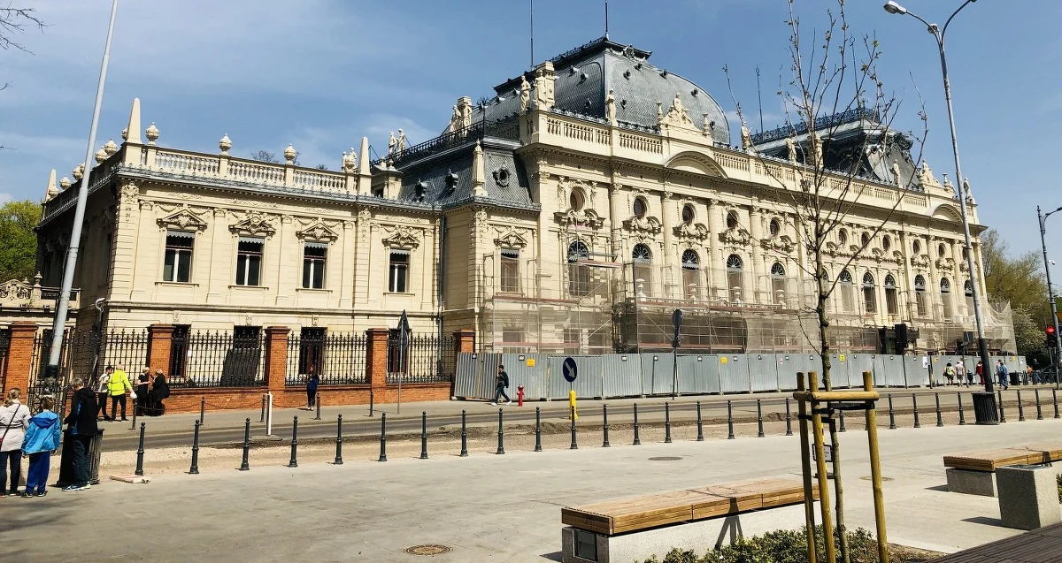 Pałac Izraela Poznańskiego, nazywany Łódzkim Luwrem, był otoczony fosą, a jego ogrodzenie przebiegało w zupełnie innym miejscu. W czasie prac renowacyjnych budynku odkryto fragmenty zabytkowej, zdobionej elewacji, położone poniżej poziomu chodnika.