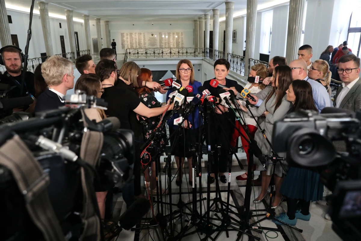 ​Wycofanie się ZNP i Platformy z obrad "okrągłego stołu" ws. oświaty jest niepoważne - oceniła rzeczniczka Prawa i Sprawiedliwości Beata Mazurek. Polityczne groźby i de facto kolejny szantaż Sławomira Broniarza i ZNP o kontynuowaniu protestu we wrześniu nie służą wyciszeniu emocji - dodała.