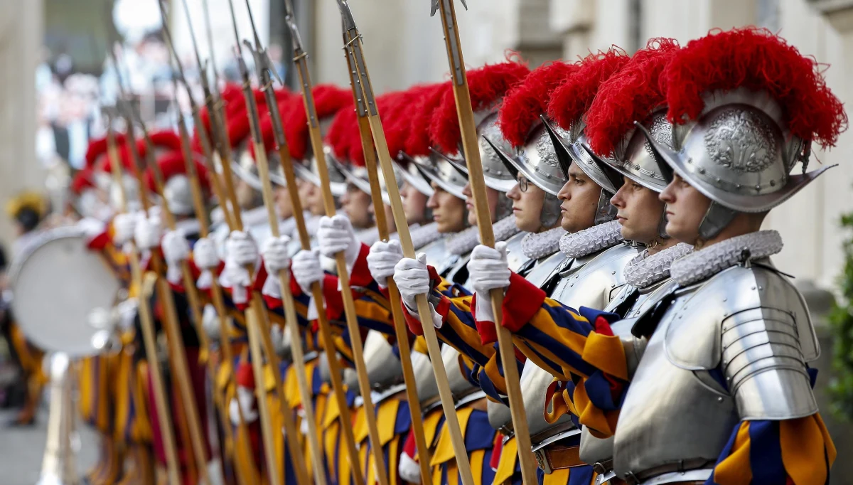 ​55 milionów franków szwajcarskich ma kosztować generalna przebudowa i modernizacja koszar Gwardii Szwajcarskiej. Prace te są konieczne, bo obecny historyczny budynek jest w złym stanie, ciasny i nie spełnia obowiązujących norm - wyjaśniono.