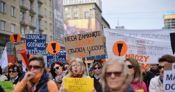 To na pewno nie koniec strajku, bo my, nauczyciele, niczego nie kończymy. Serce mówiło: "walczcie do końca", ale w obliczu zawieszenia największego chyba w wolnej Polsce protestu rozum podpowiada: "mądra, odpowiedzialna, racjonalna decyzja". Ustąpić nie znaczy bowiem przegrać. Bo nie o żadną wygraną tu chodziło. Chodziło i wciąż chodzi o lepszą polską szkołę i prestiż zawodu nauczyciela, który powinien być sensownie wynagradzany za swoją pracę. Chodziło o ucznia, którego brakiem edukacji przez 3 tygodnie rząd w ogóle się nie interesował i którego klasyfikacja i matury były poważnie zagrożone. I wreszcie o to, by zwykli Polacy zaczęli się po prostu edukacją interesować i uznali ją za sprawę ważną. Może choć trochę się udało?