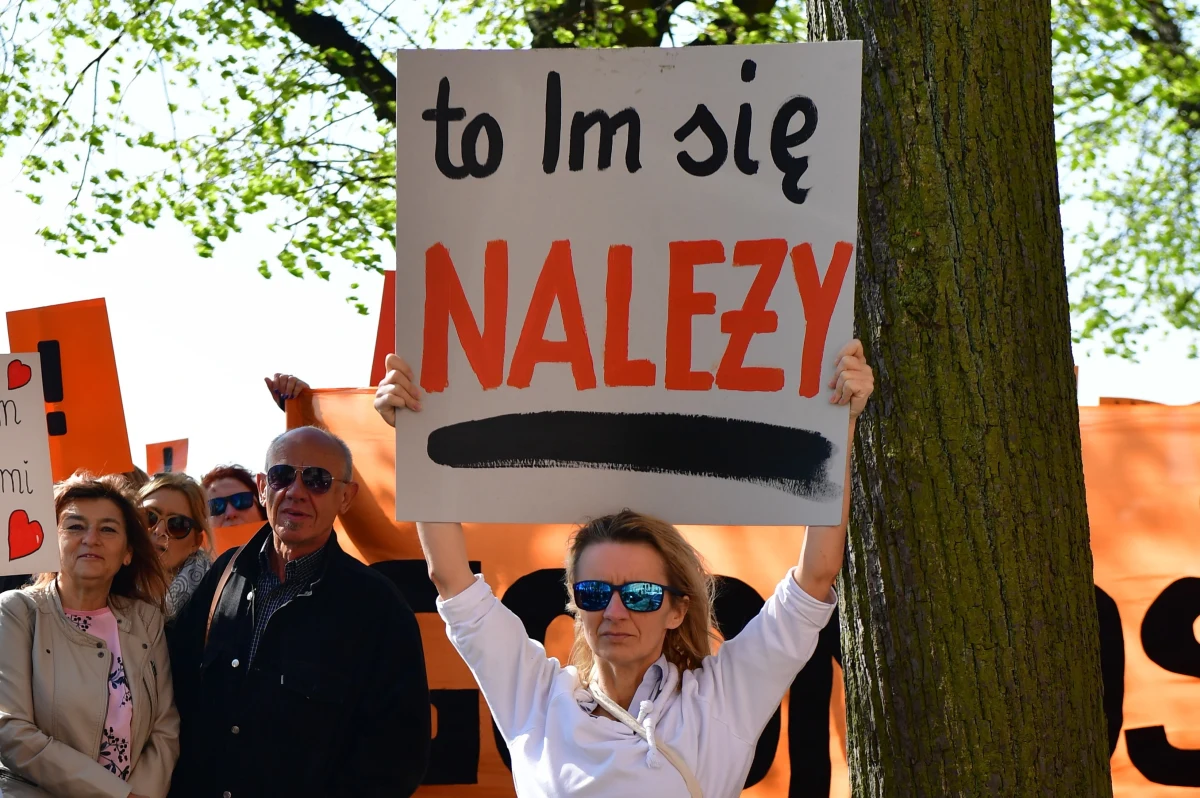 Po długim majowym weekendzie strajkujący nauczyciele, niezwiązkowcy będą mogli składać wnioski do ZNP o wypłatę zapomóg ze społecznego funduszu strajkowego.
W czasie zbiórki, która rozpoczęła się w drugim tygodniu protestu, zebrano ponad siedem milionów czterysta tysięcy złotych. O podziale środków będzie decydował nie związek, a społeczny komitet, który nadzorował przebieg zbiórki.
