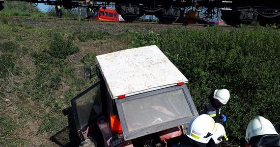 W okolicach Racławic Śląskich traktorzysta wjechał pod pociąg towarowy. Kierowca ciągnika zmarł, mimo reanimacji. Do wypadku doszło w piątek rano na niestrzeżonym przejeździe kolejowym.