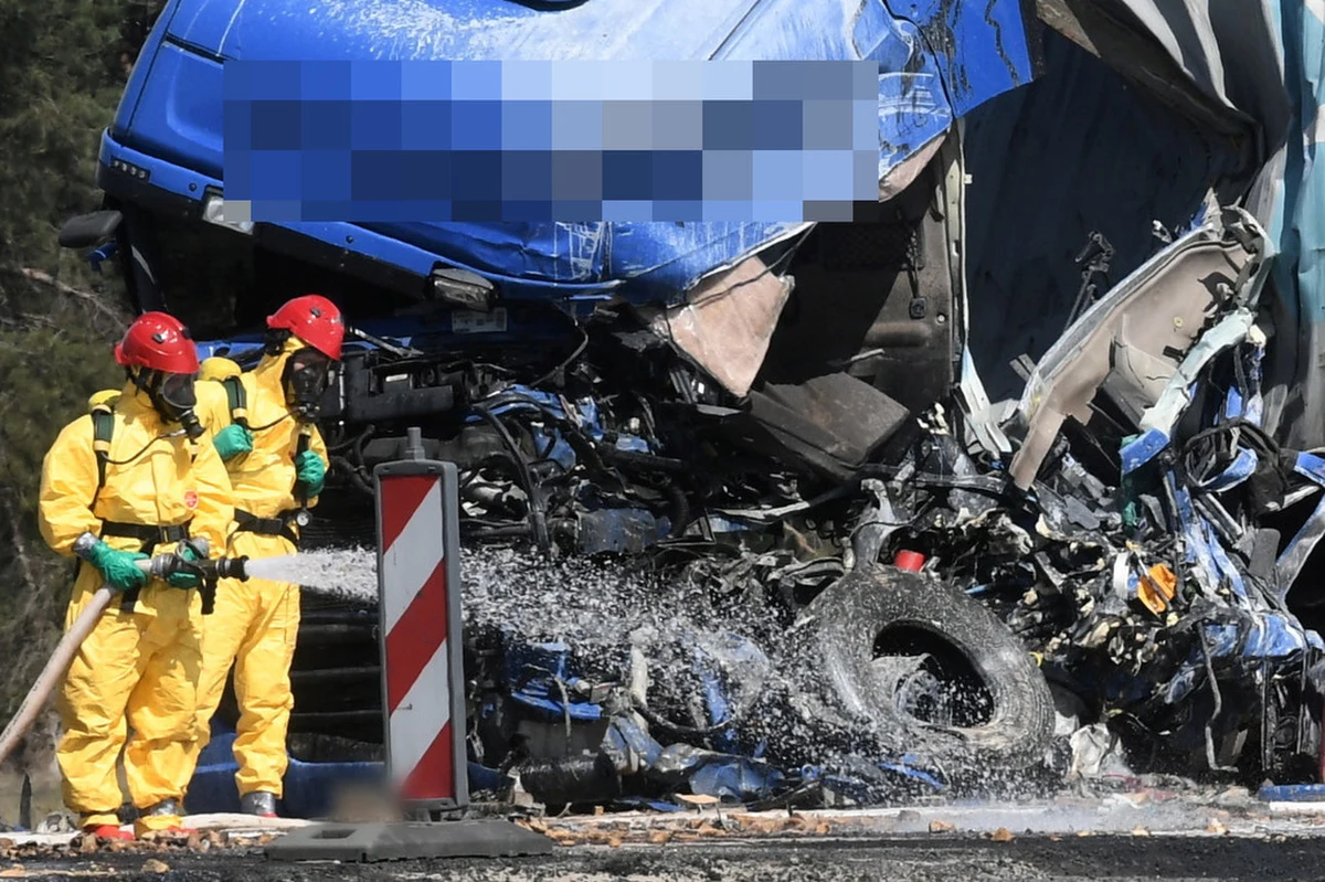​Poważny wypadek na drodze krajowej numer 5 na obwodnicy Szubina. Zderzyły się tam dwa samochody ciężarowe, na drogę wylała się toksyczna i żrąca substancja - TDI. Droga może być zablokowana do soboty.