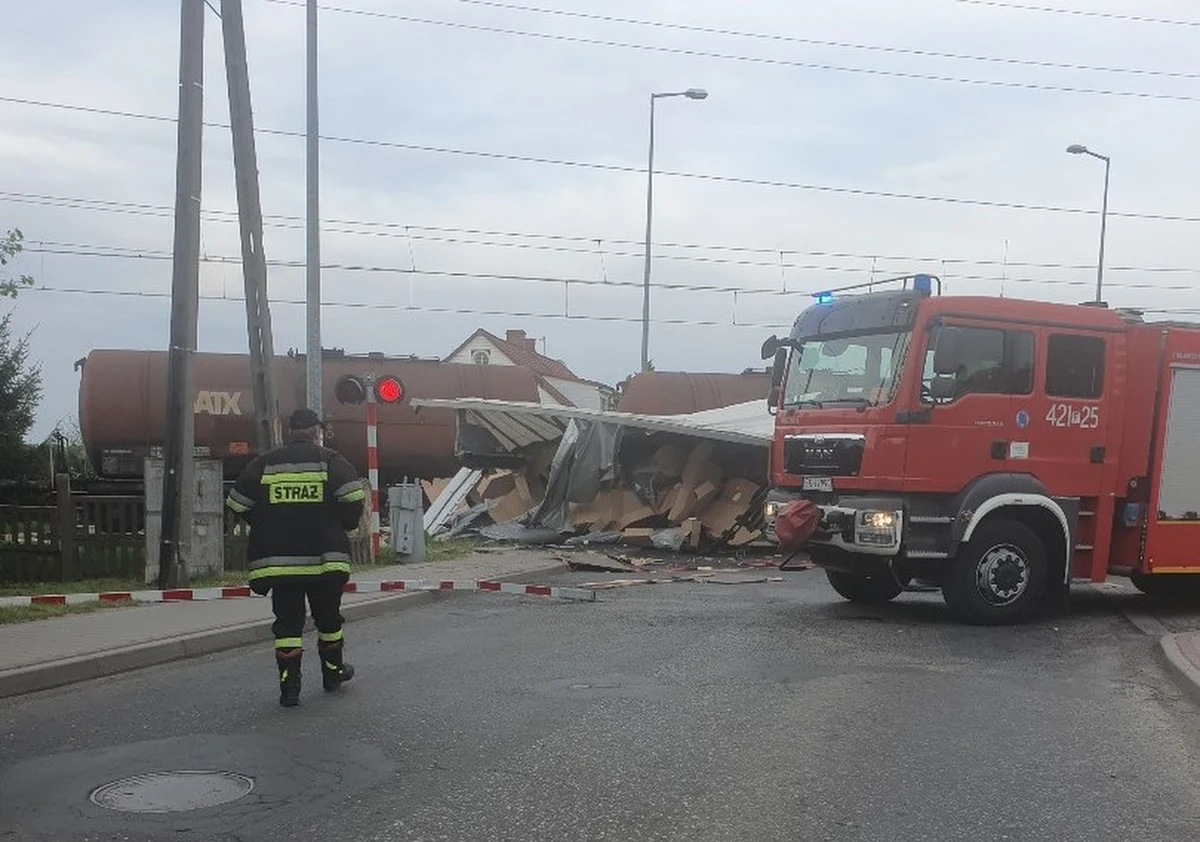 Wypadek na przejeździe kolejowym w Świebodzinie w Lubuskiem. Na ulicy Sobieskiego kierowca tira staranował szlaban i wjechał pod pociąg. Mężczyzna był nietrzeźwy. 