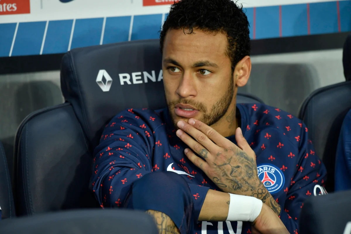 Piłkarz Paris Saint-Germain Neymar został zawieszony na trzy mecze w Lidze Mistrzów za obrażanie sędziów - poinformowała Europejska Unia Piłkarska (UEFA). Brazylijczyk znieważył ich w internecie po porażce z Manchesterem United w 1/8 finału.