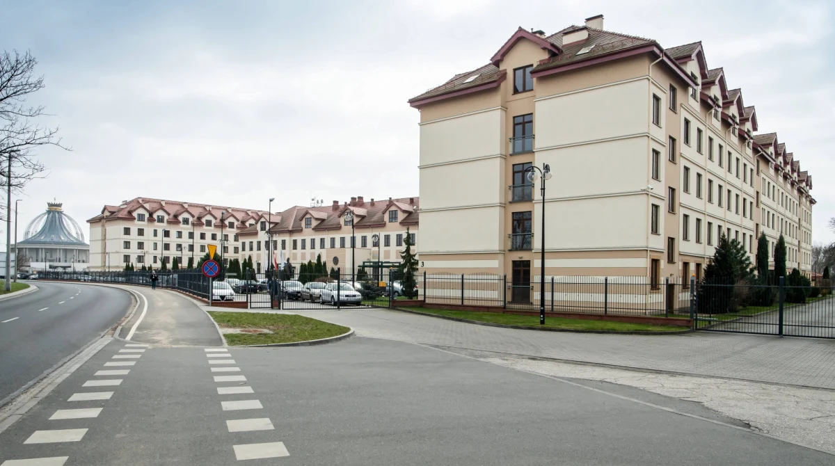 Żeby dostać się na kierunek dofinansowany ze środków Unii Europejskiej Wyższa Szkoła Kultury Społecznej i Medialnej w Toruniu wymagała zaświadczenia od księdza proboszcza. Według Komisji Europejskiej, uczelnia nie miała do tego prawa.