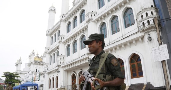 Co najmniej sześcioro dzieci i 9 dorosłych zginęło w nocnym ataku lankijskich służb na domniemaną kryjówkę bojowników Państwa Islamskiego w Kalmunai na wschodzie wyspy. Jak podała policja, wśród zabitych jest trzech podejrzanych, których szukano.