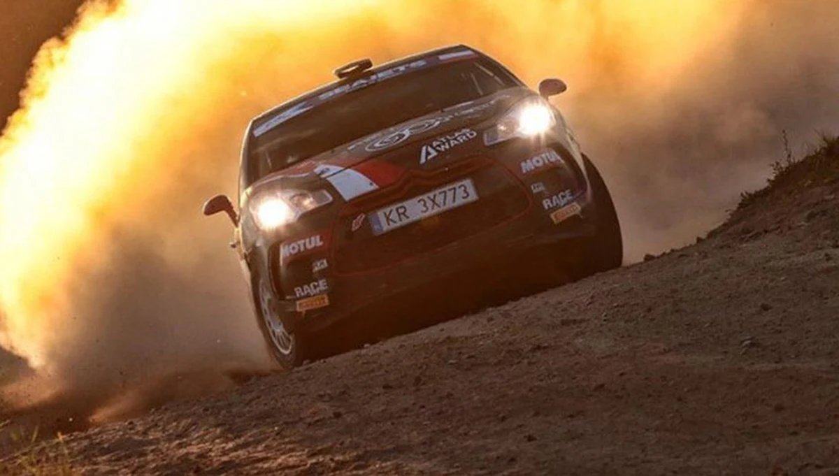 Dziewięć odcinków specjalnych o długości ponad 119 kilometrów - tak przedstawia się trasa tegorocznego Rajdu Świdnickiego-Krause, który rozpocznie rywalizację o tytuł Rajdowego Samochodowego Mistrza Polski. Na liście startowej mamy aż 11 samochodów w najmocniejszej specyfikacji R5. Walka o zwycięstwo zapowiada się pasjonująco. Dziś kierowcy pokonają trzy odcinki specjalne. Sześć kolejnych jutro. 