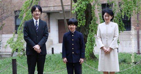 Japońska policja prowadzi śledztwo w sprawie dwóch noży, które znaleziono w klasie 12-letniego księcia Hisahito, wnuka cesarza Akihito - podają w sobotę lokalne media. Nagrania z monitoringu ukazują wchodzącego do szkoły mężczyznę, którego tożsamość jest sprawdzana.
