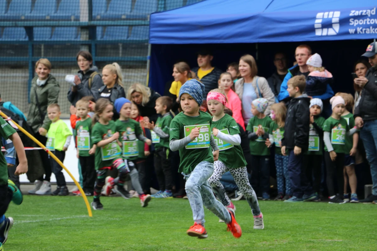 Wielkie święto biegowe trwa w Krakowie! Już w niedzielę ulicami stolicy Małopolski pobiegnie Cracovia Maraton, a dziś do rywalizacji stanęli rolkarze oraz najmłodsi biegacze (mający od 3 do 12 lat). Za nami też rywalizacja o jak najlepszy czas na dystansie 4,2 km w Mini Cracovia Maratonie o Puchar RMF MAXXX. Zakończył się również Bieg nocny na 10 km. Atmosfera na Rynku Głównym, skąd bieg startował, była bardzo gorąca.