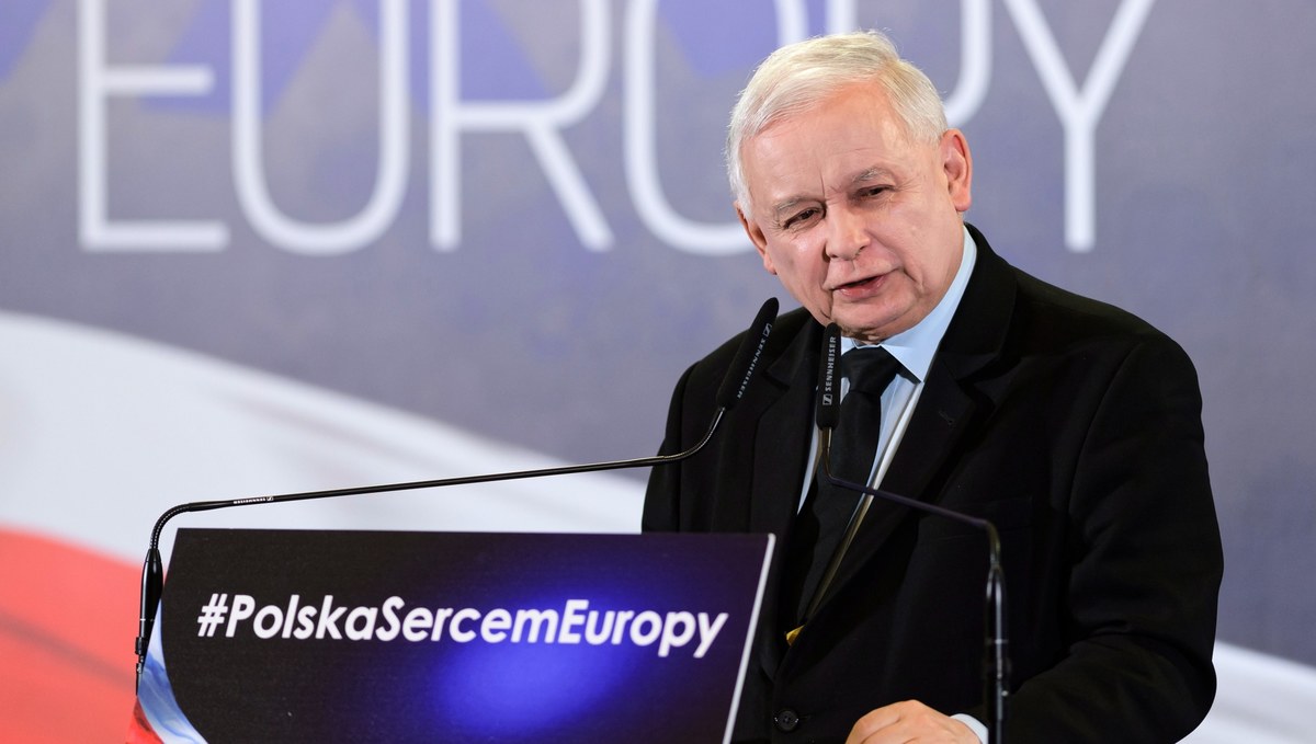 "Czy przynależność do Unii Europejskiej musi oznaczać, że na wszystko się zgadzamy? Otóż nie" - oświadczył Jarosław Kaczyński podczas konwencji regionalnej PiS w Poznaniu. Podkreślał, że Polska musi zabiegać w Unii o równość: zarówno w zakresie "wielkiej polityki", jak i "polskiej codzienności". "Każdy z nas pewnie widział sklepy z niemieckimi proszkami do prania, prosto z Niemiec. Takie same proszki są sprzedawane w Polsce i to po takich samych cenach, tylko że są gorsze. Są po prostu gorsze, mają gorszy skład, gorzej piorą" - mówił Kaczyński i podkreślił, że "to jest, szanowni państwo, nierówność - i to nierówność, na którą nie wolno się zgadzać".