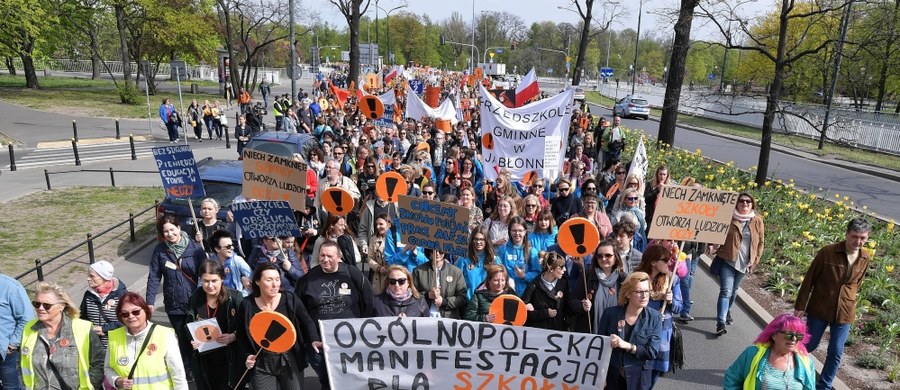 Trwa spór o to, czy nauczyciele powinni dostać pieniądze za czas strajku. "Samorządy nie mogą wypłacić strajkującym nauczycielom rekompensat finansowych" - uważa minister Beata Kempa.