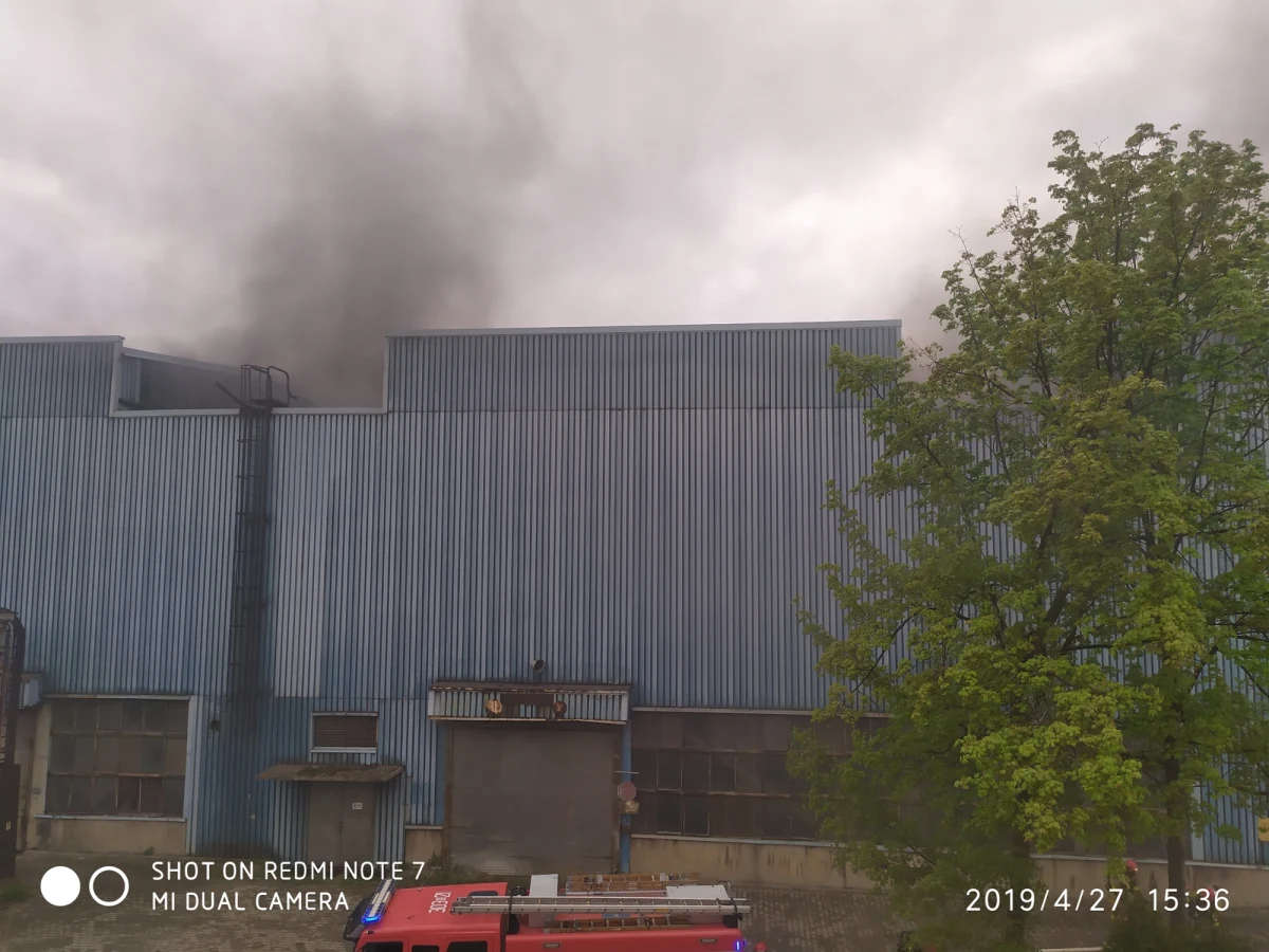 Strażacy dogaszają pożar magazynu przy ulicy Żelaznej w centrum Katowic. Płonęła hala, w której składowane są między innymi odpady budowlane.