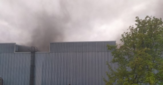 Strażacy dogaszają pożar magazynu przy ulicy Żelaznej w centrum Katowic. Płonęła hala, w której składowane są między innymi odpady budowlane.