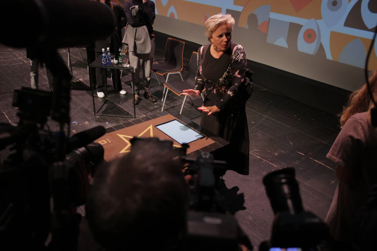 Swój trwały ślad pod Wawelem pozostawili tacy goście Mastercard OFF CAMERA jak Agnieszka Holland, Roman Polański, Jane Campion, Peter Weir, Luc Besson, Andrzej Wajda czy Tim Roth. W tym roku do tego grona dołączyła Krystyna Janda. Aktorka odcisnęła swoje dłonie na pamiątkowej tablicy, która stanie się częścią Krakowskiej Alei Filmowej.
