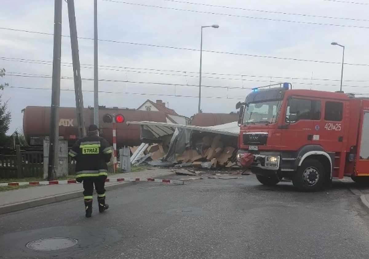 Prokuratura wystąpi do sądu o tymczasowe aresztowanie kierowcy tira, który w piątek doprowadził do zderzenia z pociągiem towarowym na strzeżonym przejeździe kolejowym w Świebodzinie (Lubuskie). Mężczyzna był nietrzeźwy. 