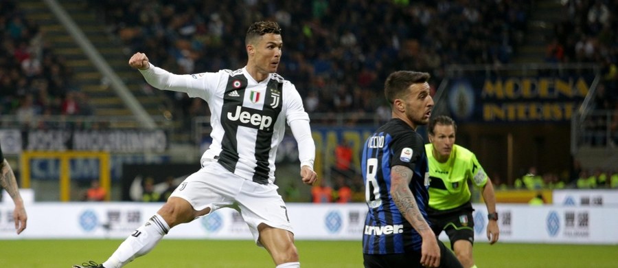 Juventus Turyn, z Wojciechem Szczęsnym w bramce, zremisował na wyjeździe z Interem Mediolan 1:1 w 34. kolejce włoskiej ekstraklasy. Bramkę dla pewnych już tytułu mistrzowskiego gości zdobył Portugalczyk Cristiano Ronaldo. Był to jego 600. gol w karierze klubowej.