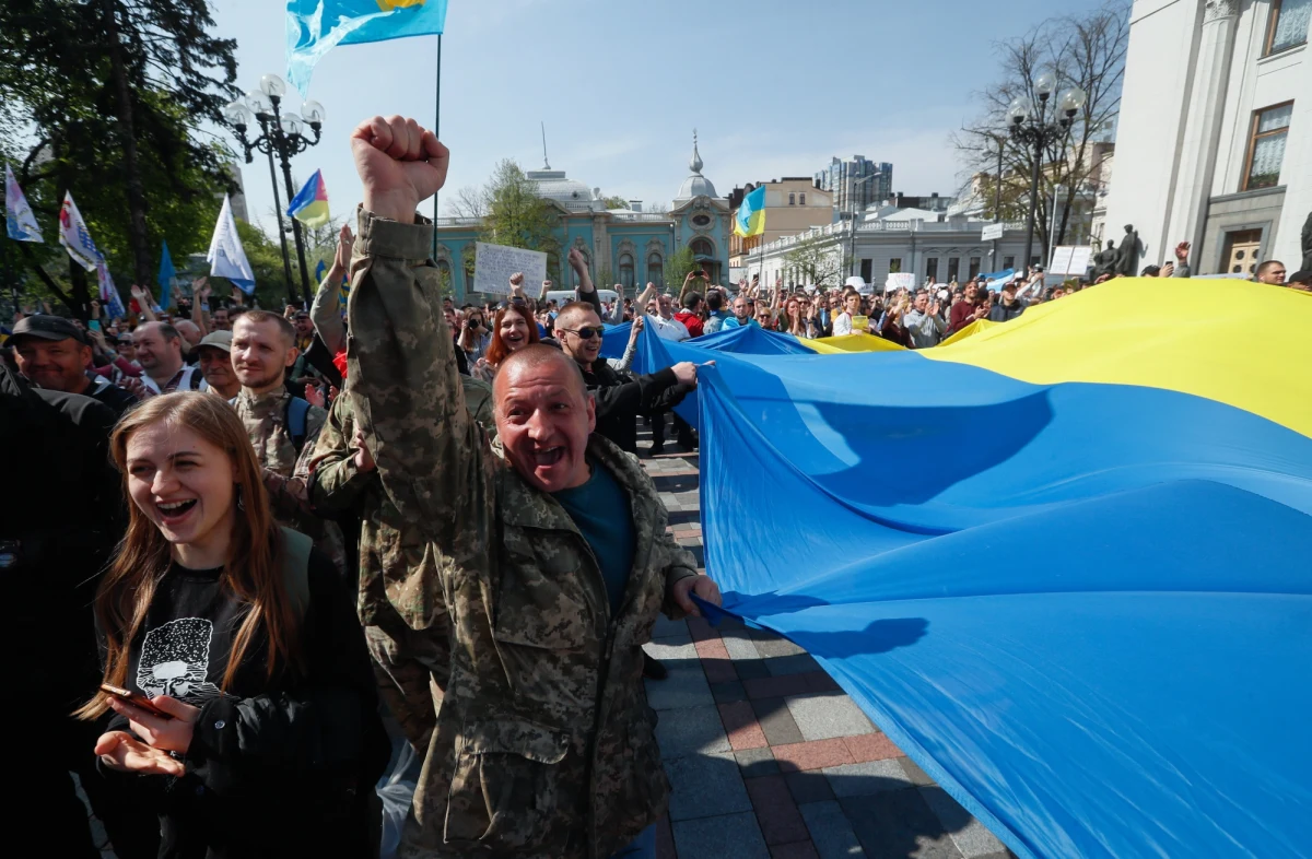 Nowo wybrany prezydent Ukrainy Wołodymyr Zełenski napisał w sobotę na Facebooku, że "odradza władzom Rosji, by traciły czas na kuszenie obywateli Ukrainy rosyjskimi paszportami", bo taki paszport oznacza np. "prawo być zatrzymanym za udział w pokojowym proteście".