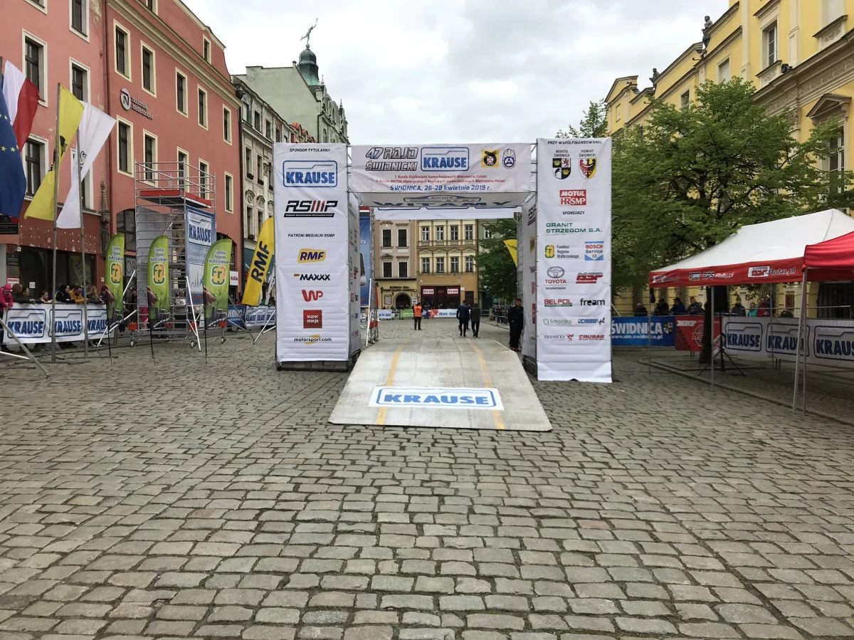 Mikołaj Marczyk i Szymon Gospodarczyk prowadzą po trzech odcinkach specjalnych 47. Rajdu Świdnickiego-Krause. Dziś rywalizującymi kierowcami kolejne sześć odcinków specjalnych. Czy ekipie Marczyk-Gospodarczyk uda się utrzymać prowadzenie?