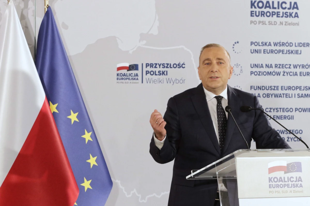 Dzisiaj nie ma szansy na to, żeby Polska siedziała przy głównym stole w UE i żebyśmy mogli mieć przekonanie, że nasz głos jest słuchany - mówił w niedzielę w Opolu lider PO Grzegorz Schetyna. Obecnie grozi nam zabranie środków europejskich za łamanie praworządności i europejskich zasad - wskazał.